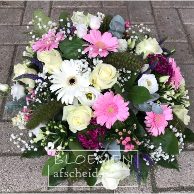 Biedermeier arrangement van roze, witte en blauwpaarse bloemen